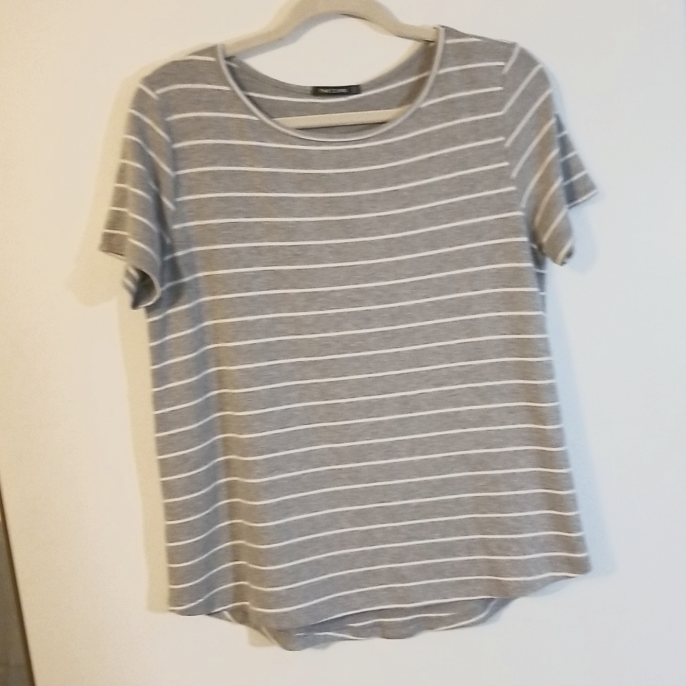 PINK CLOVER Gray & White Striped Button-Back Detail Knit Tee Size: L
